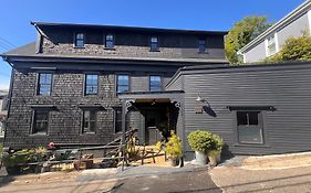 Crew'S Quarters Boarding House - Caters To Men